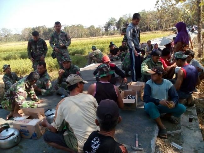 Keakraban Warga Dan TNI  Yang Terjalin Selama Program TTMD